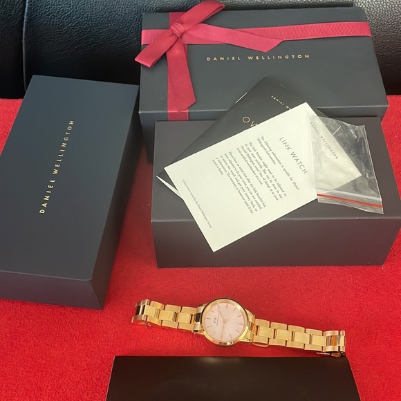 Authentic Daniel Wellington Rose Gold Watch💓 - Picture 6 of 16